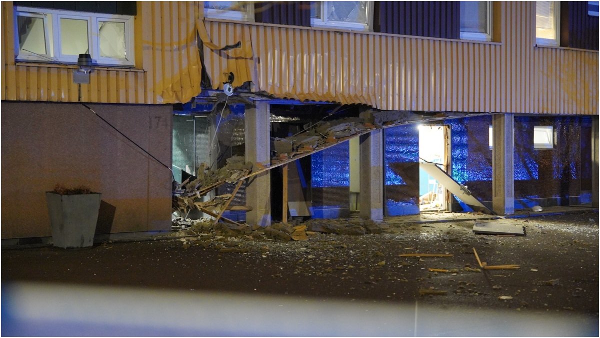 En kraftig detonation inträffade natten mot måndagen vid en port till ett bostadshus i Norrköping,