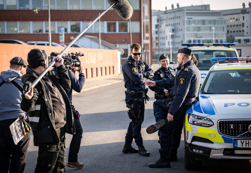 Oscar Töringe (Magnus), Amanda Jansson (Sara), Anna Sise (Faye) och Per Lasson (Jesse) under inspelningen av den andra säsongen av 'Tunna blå linjen' som kommer på SVT i höst.