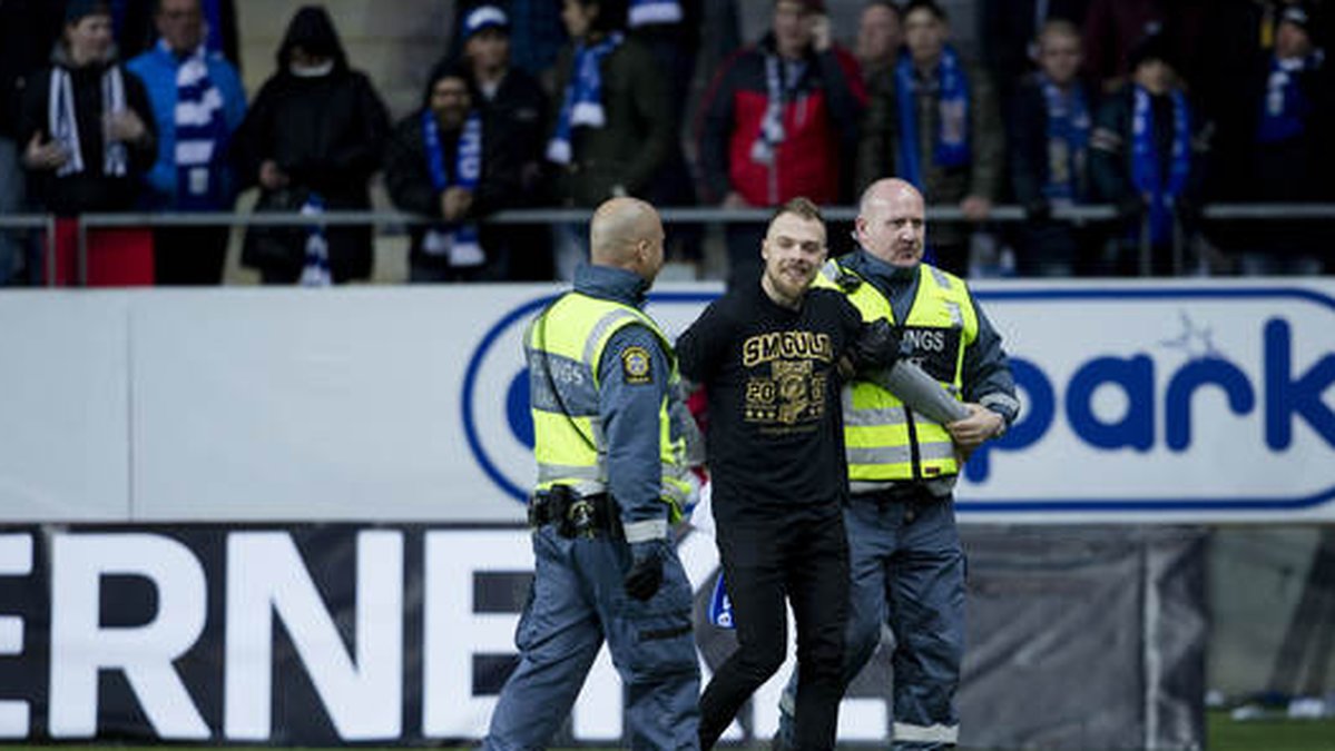 Frölunda-spelaren Mats Rosseli Olsen sprang in på planen. 