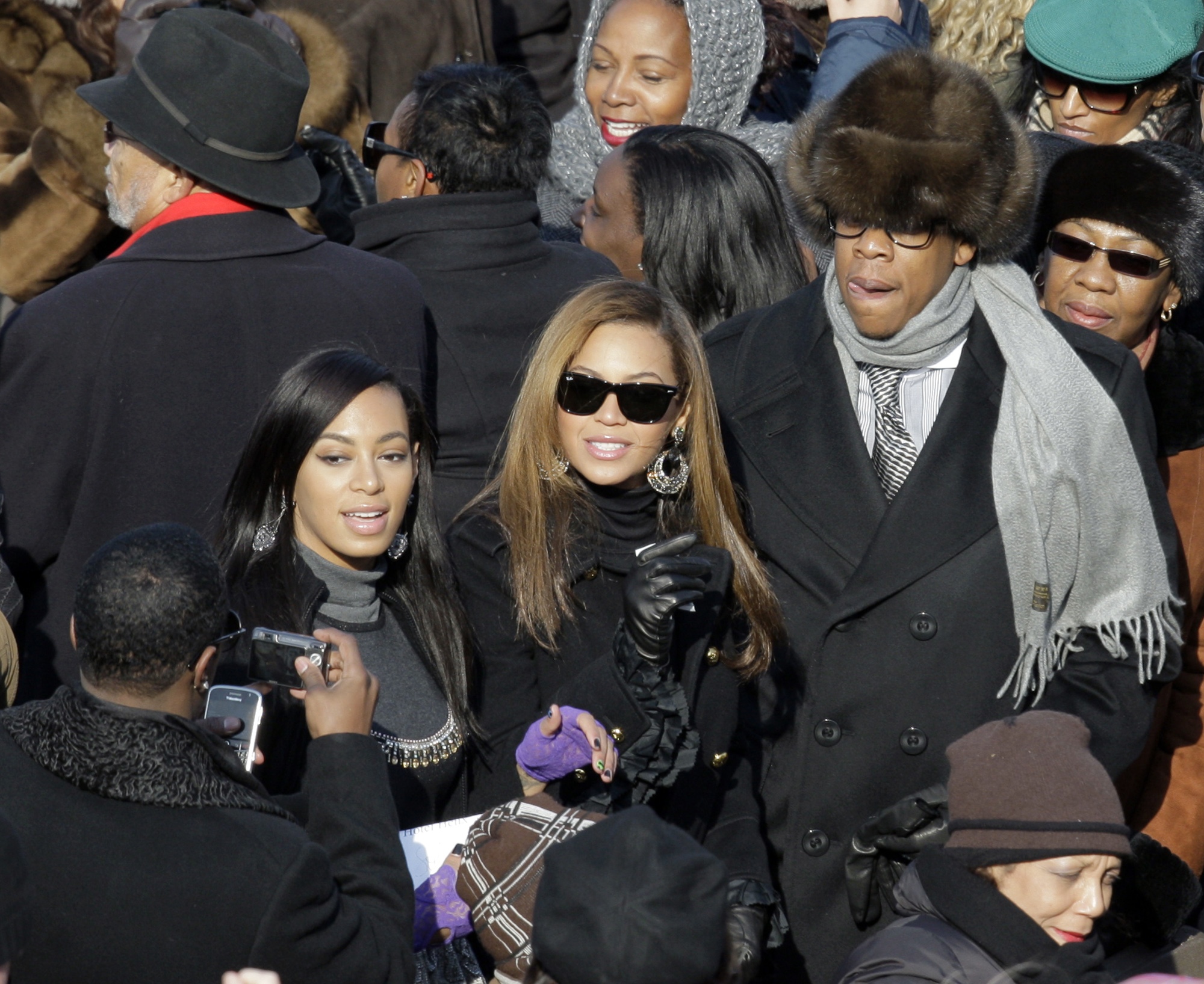 Beyoncé Knowles och hennes man Jay-Z spelar ofta för Obamas kampanj. Här fryser de i Washington när han svors in i januari 2009. Beyoncé Knowles och hennes man Jay-Z spelar ofta för Obamas kampanj. Här fryser de i Washington när han svors in i januari 2009.