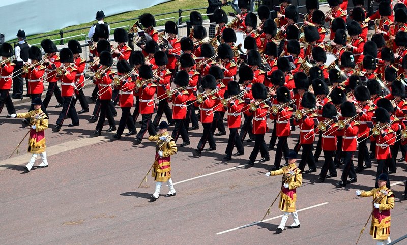 Medlemmar i Household Division Foot Guards marscherar framför Buckingham Palace under torsdagens firande.