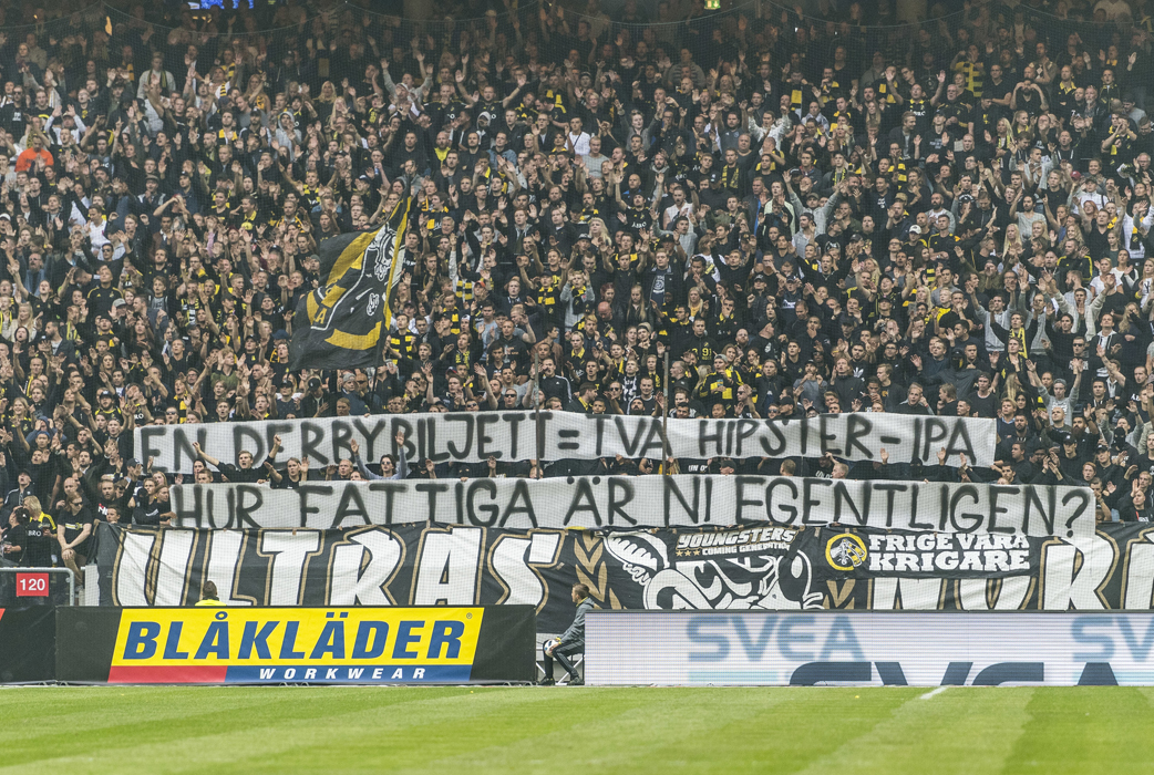 Dina kompisar höjer frågande på ögonbrynen när du säger att din bättre hälft är på bortamatch. Du vill bara ställa dig upp och skrika: Nej han är inte med någon annan brud!! Han åker en skruttig bil med fjorton killar och halsar Kir och ska stå i snålblåst och se sitt lag torska! Fattar ni ingenting! Dina kompisar höjer frågande på ögonbrynen när du säger att din bättre hälft är på bortamatch. Du vill bara ställa dig upp och skrika: Nej han är inte med någon annan brud!! Han åker en skruttig bil med fjorton killar och halsar Kir och ska stå i snålblåst och se sitt lag torska! Fattar ni ingenting!