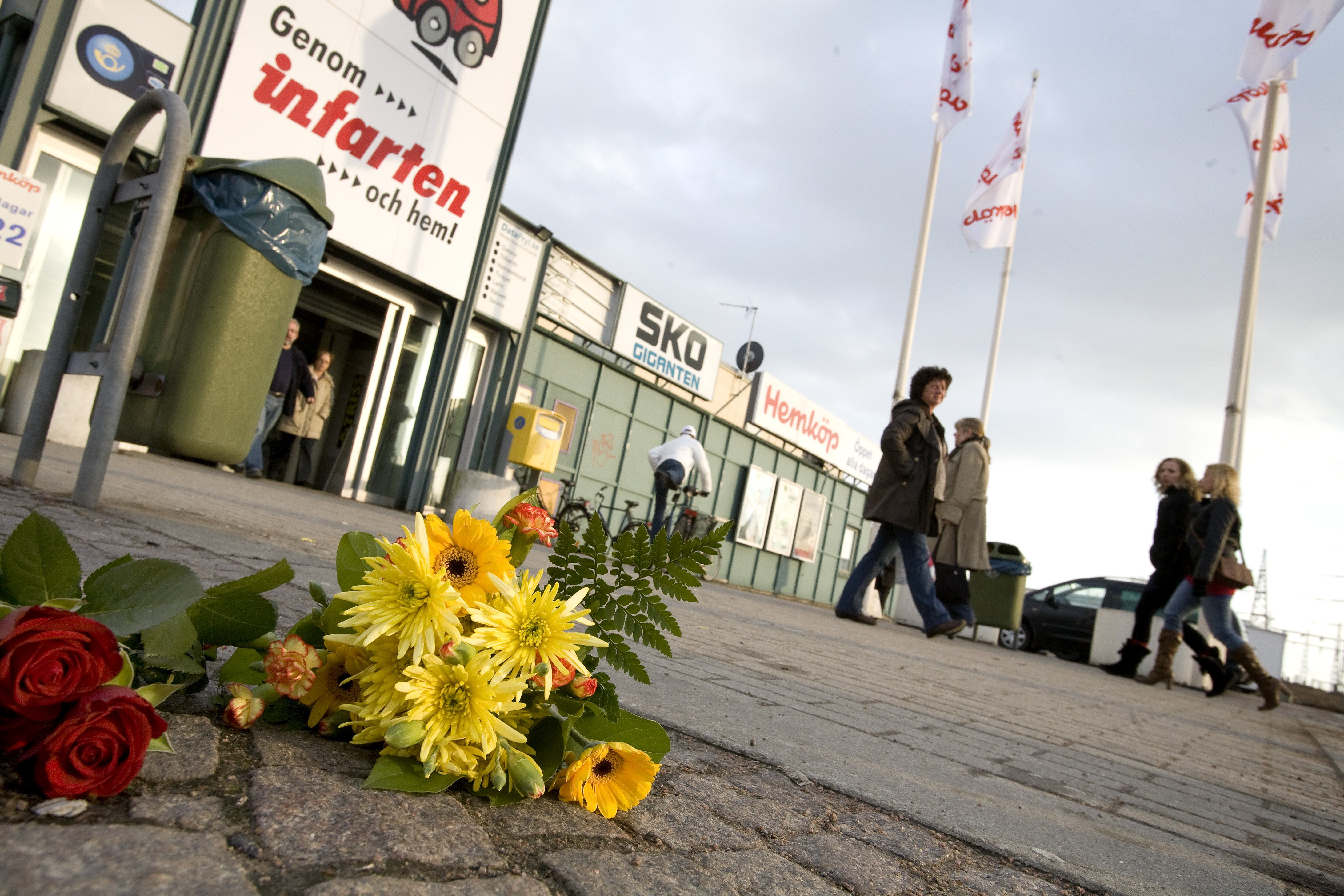 30/3/2010. 78-åriga Inger misshandlas brutalt till döds på en parkeringsplats i Landskrona. 23-åringen som knuffat henne hävdar att det var en olycka, men döms så småningom till två års fängelse.