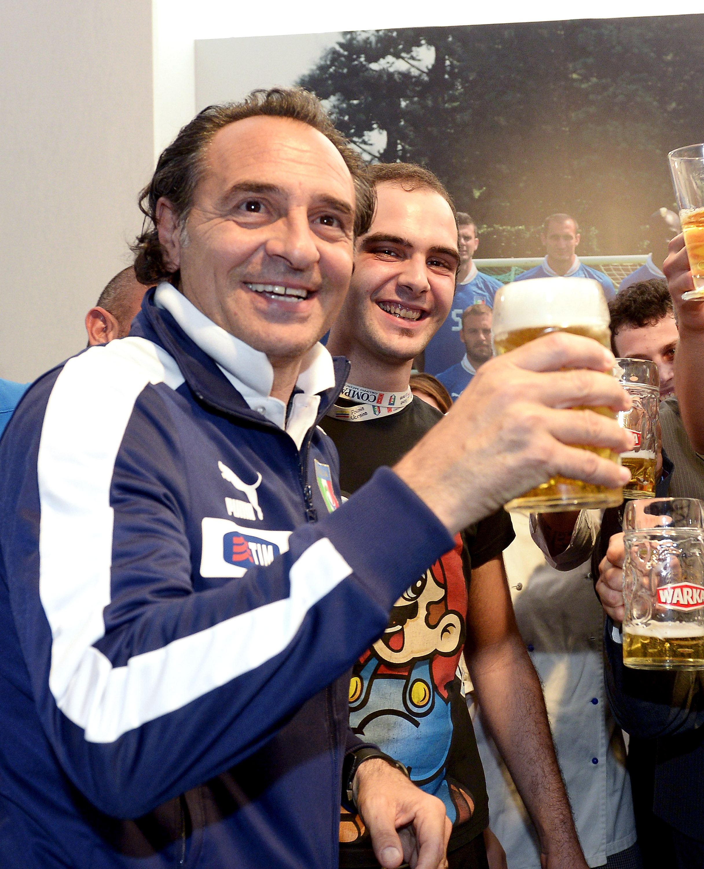 Cesare Prandelli firade segern mot Tyskland med en öl i handen.