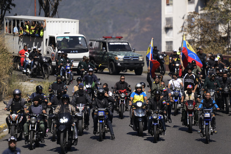 Regimtrogna medlemmar i så kallade Colectivos paraderar i Caracas i januari 2020.