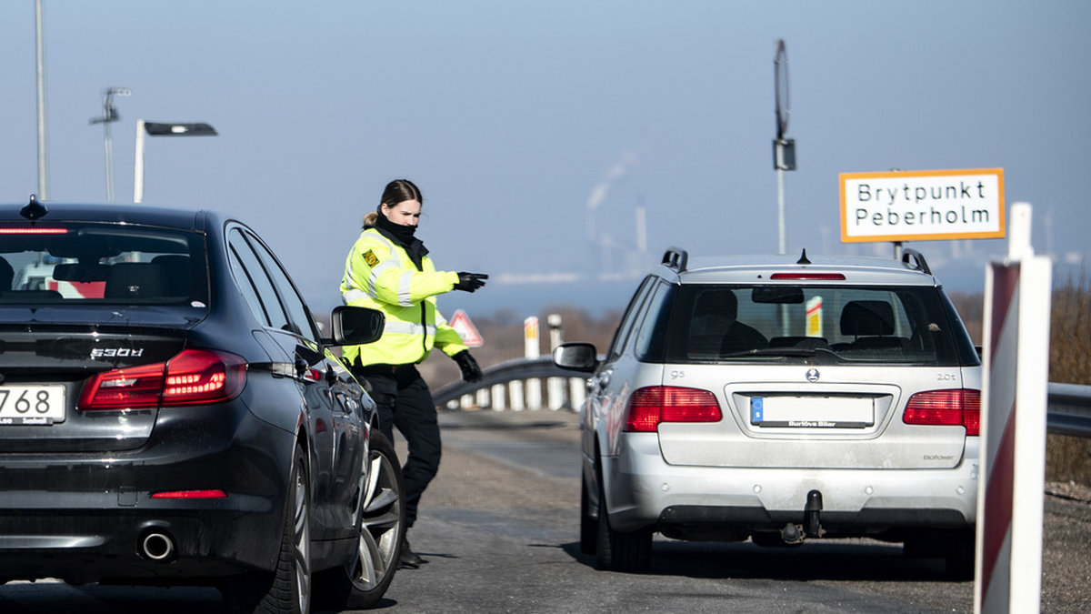 Dansk polis kontrollerar svenska bilar på Pepparholm mellan Öresundsbron och tunneldelen av Öresundsbroförbindelsen i mars 2021. Arkivbild.