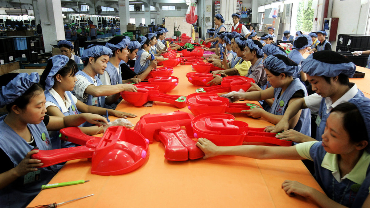 Arbetare sätter ihop leksaksbilar i en fabrik i Dongguan. Arkivbild.