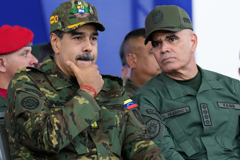 Venezuelas president Nicolás Maduro, till vänster, med försvarsminister Vladimir Padrino López. Arkivbild.