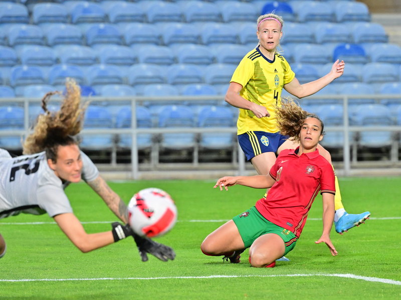 Hanna Glas, i gult, gjorde sitt första A-landslagsmål när Sverige senast mötte Portugal i en landskamp, i Algarve Cup i februari. Den gången blev det 4–0 till Sverige.