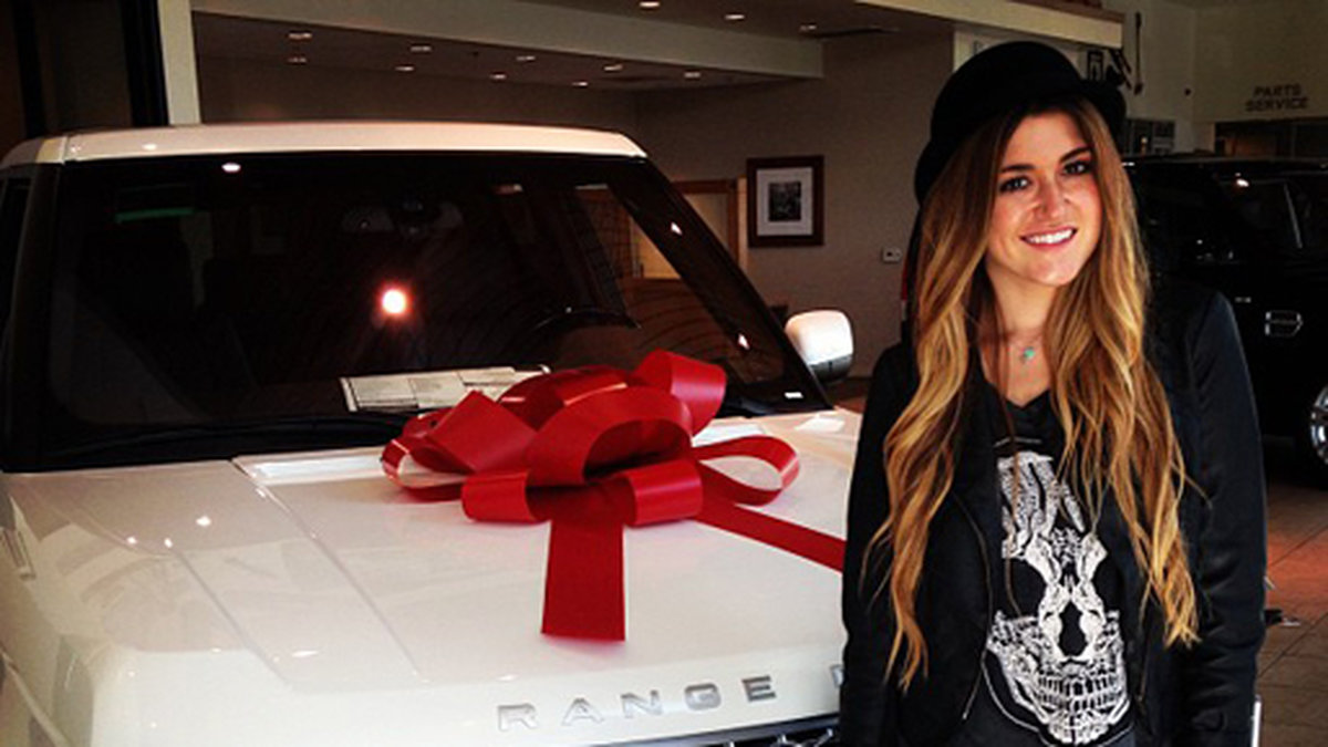 Sara Montazami poserar med familjens nya Range Rover. 