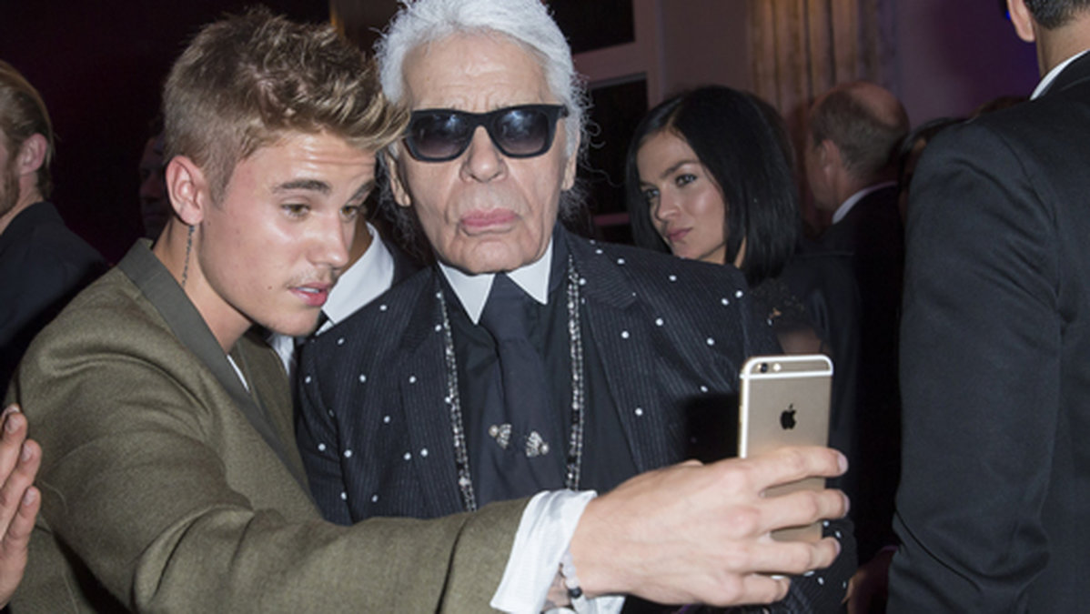 Kanske tröstade han sig med en selfie med Chanels Karl Lagerfeld. 