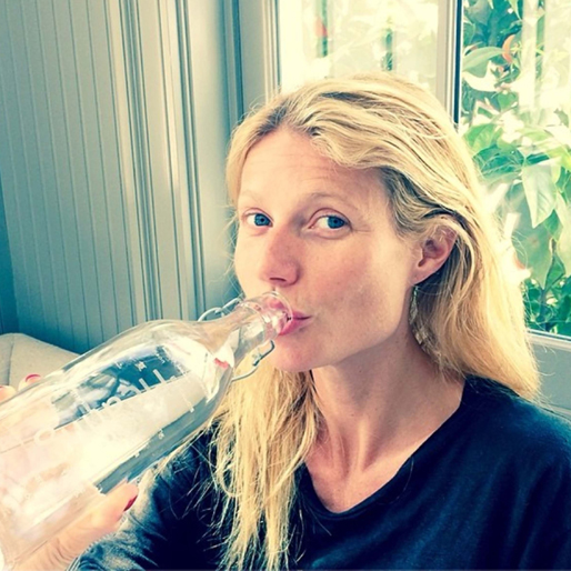 Gwyneth Paltrow sörplar vatten. Gwyneth Paltrow sörplar vatten.
