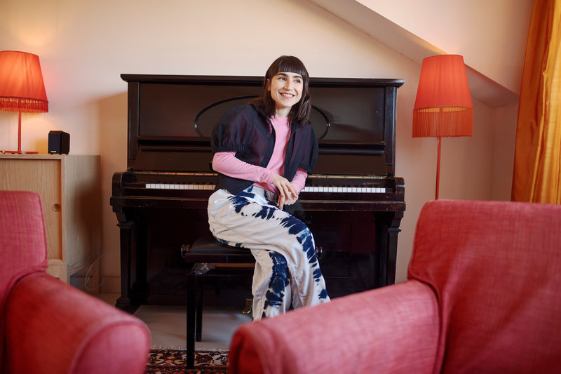 'Jag märker att jag dras mot artister som har introverta texter men väldigt poppig musik', säger Laleh om sina kommande släpp på skivbolaget.