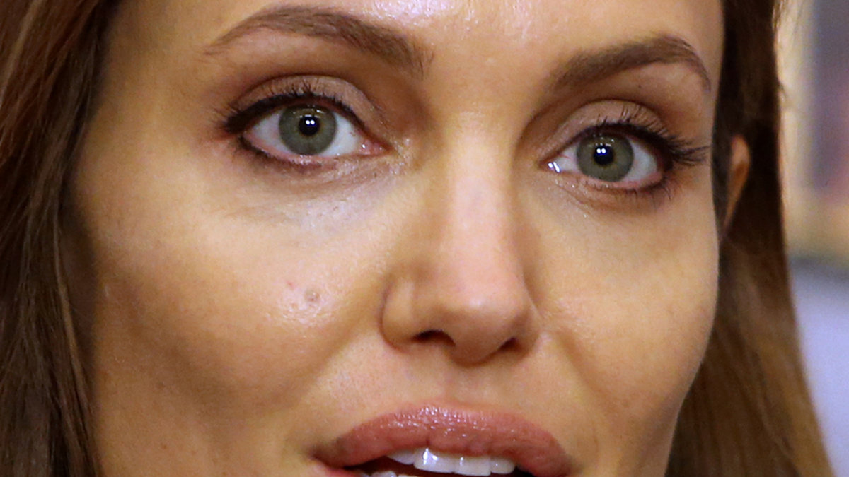 När Angelina vill ha lite mer täckning på sin hy så använder hon foundationen Veil Fluid Makeup från Hourglass.