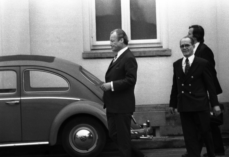 Västtysklands tidigare förbundskansler Willy Brandt lämnar presidentkansliet i Bonn den 7 maj 1974 efter att ha avgått i sviterna av en spionskandal, där hans nära medarbetare Günter Guillaume avslöjats som agent för BND:s östtyska motsvarighet Hauptverwaltung Aufklärung, en del av den fruktade säkerhets- och underrättelsetjänsten Stasi.