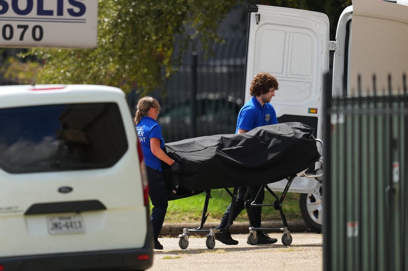 Den misstänkte skyttens kropp rullas i väg efter skjutningen i Dallas på onsdagen.