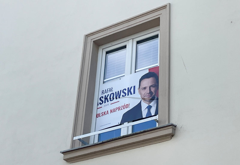 ”Polen framåt” står det på en valaffisch för Rafal Trzaskowski i ett fönster i Warszawa.