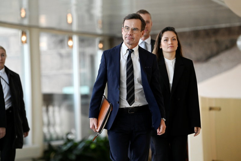 Moderatledaren Ulf Kristersson på väg till pressträff efter det att han valts till statsminister.