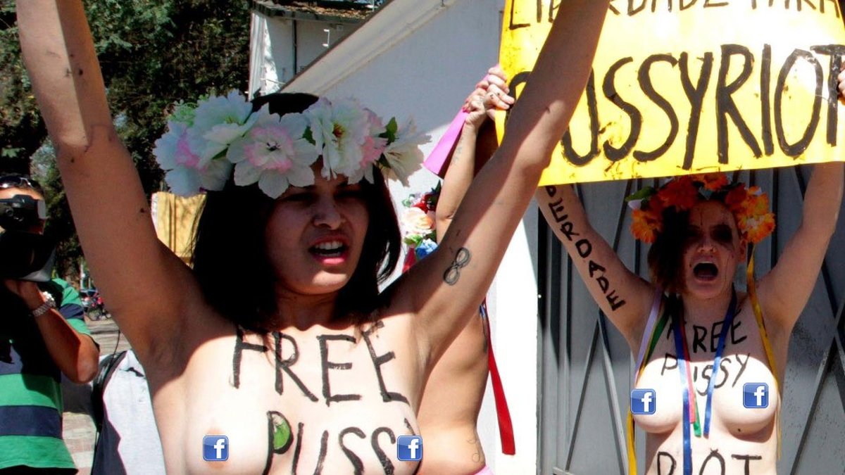 Femens aktivister har även engagerat sig i fallet med det ryska punkbandet Pussy Riot. Här täcker, symboliskt, en Facebooklogga kvinnornas bröst.