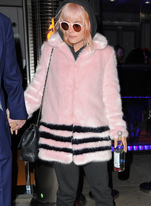 Lily Allen lämnar en klubb i London. Lily Allen lämnar en klubb i London.