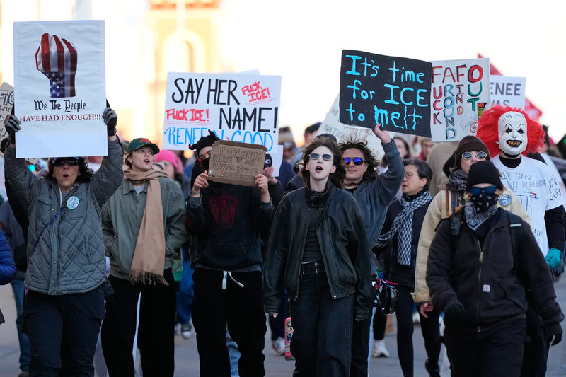 Människor samlades även i Kansas City, Missouri för att demonstrera mot migrationspolisen ICE på lördagen.