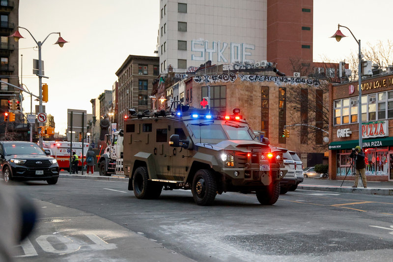 Ett bepansrat fordon med Nicolás Maduro och frun Cilia Flores i New York på måndagen.