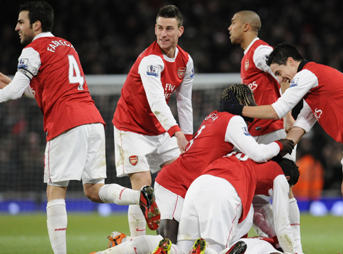 Arsenal samlades i en stor hög efter 1-0-målet.