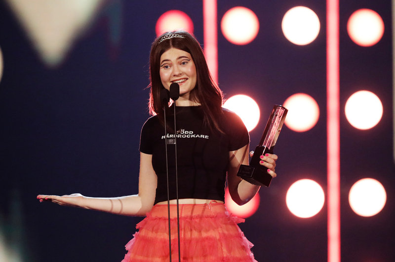 Elvira Anderfjärd skriver låtar åt bland andra Katy Perry och Ed Sheeran. 2022 fick hon pris som årets producent på Grammisgalan.