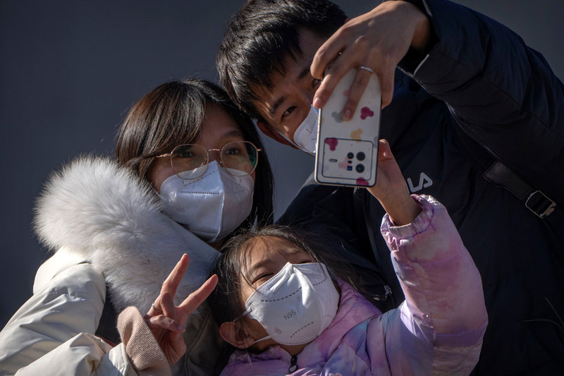 En familj poserar för en bild under firandet av det kinesiska nyåret i Peking. Arkivbild.