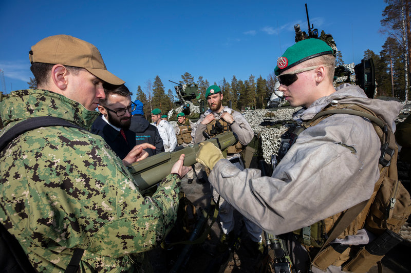 En norsk soldat visar upp ett pansarvärnsvapen av typen M72 som Norge skickat till Ukraina.