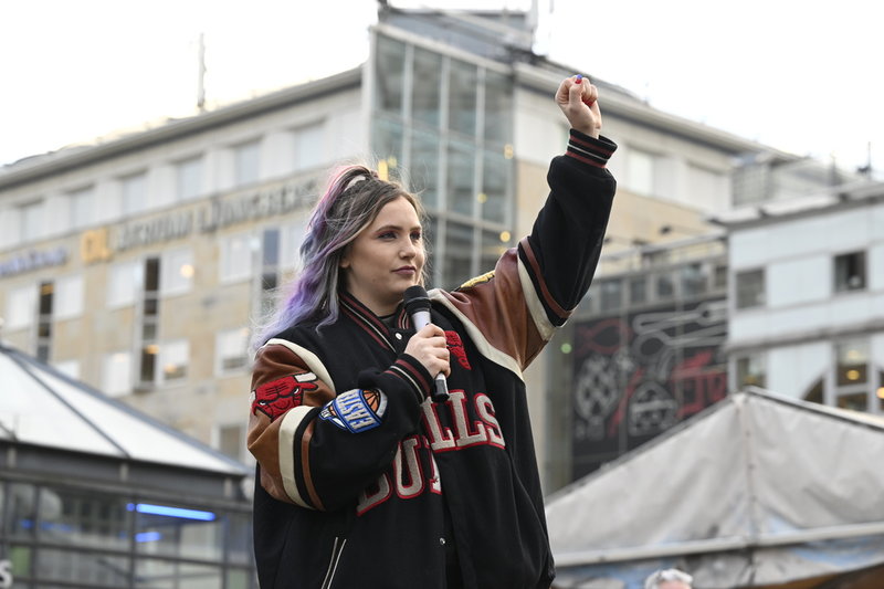 Influeraren Linnéa Claeson talade under demonstrationen och delade ut lappar med olika ord för snippa.
