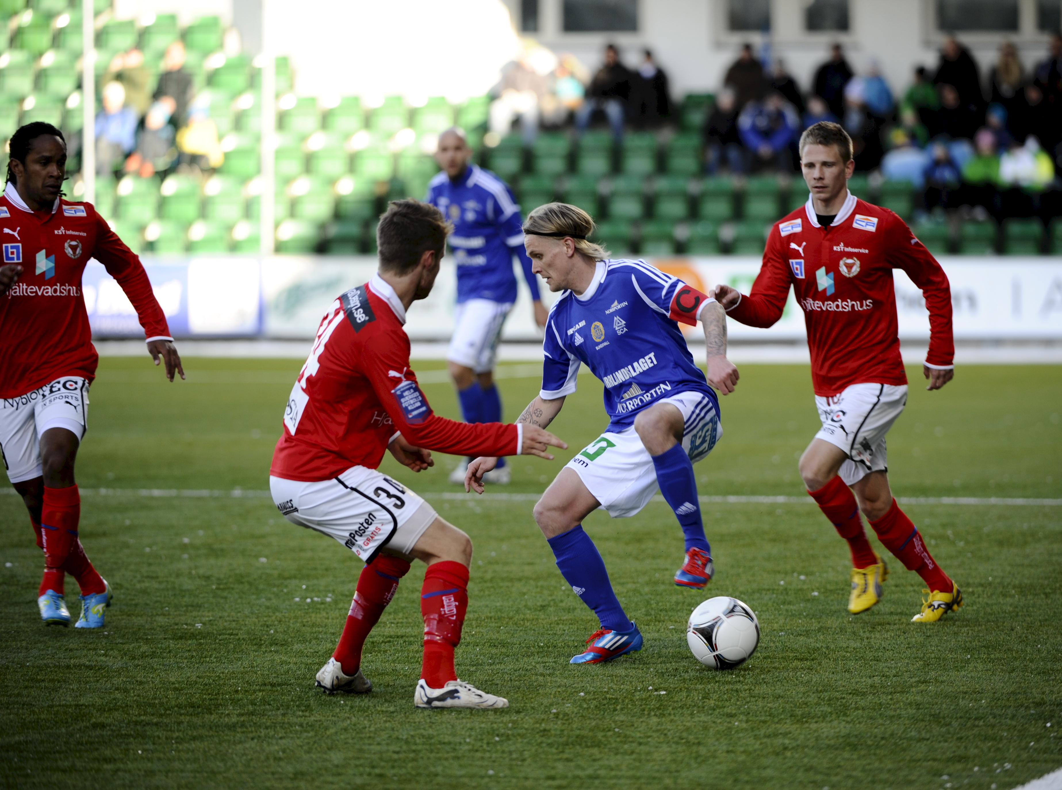 Skulason utmanas av flera Kalmarspelare.