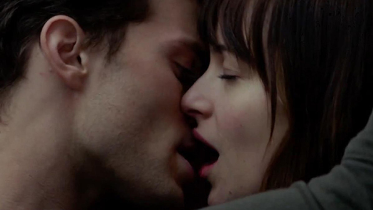 Dakota Johnson och Jamie Dornan delar en kyss i "Fifty Shades of Grey".