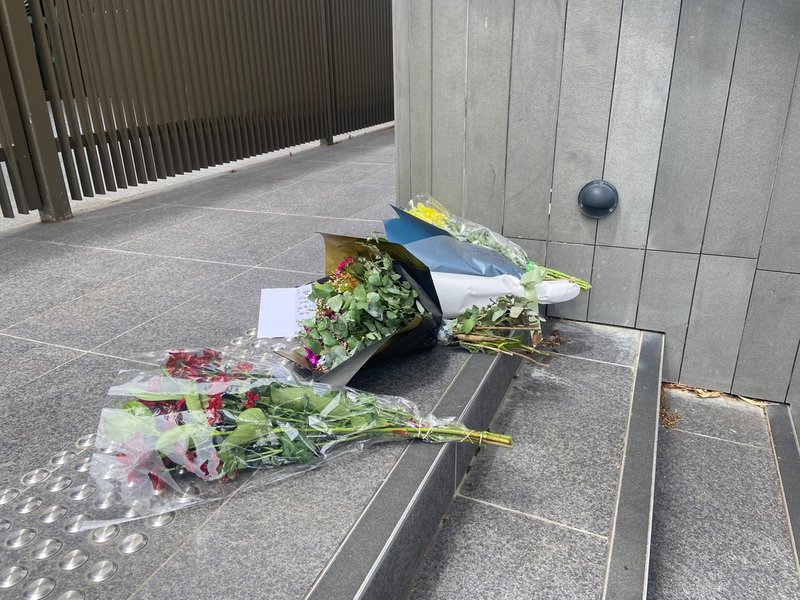 Blommor utanför en synagoga i närheten av Bondi Beach i Sydney.
