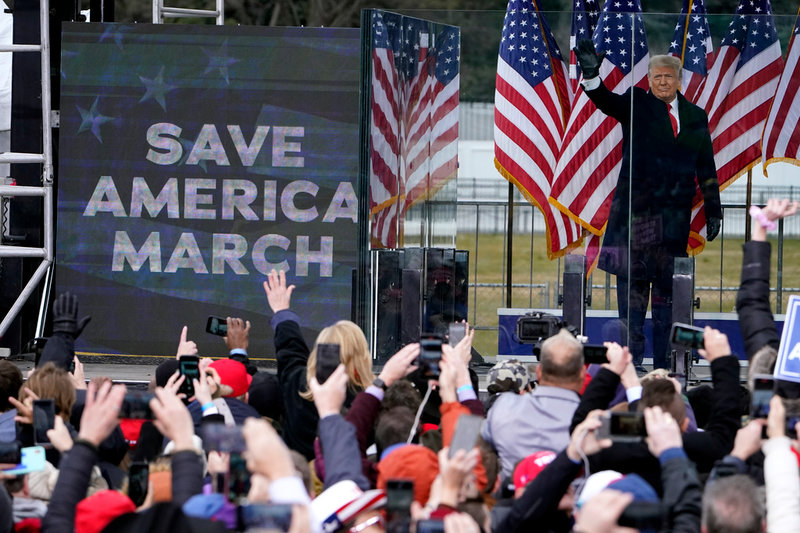 Efter att ha hållit tal ville Donald Trump slå följe med sina anhängare när de tågade mot kongressbyggnaden, men han hindrades av sina livvakter.