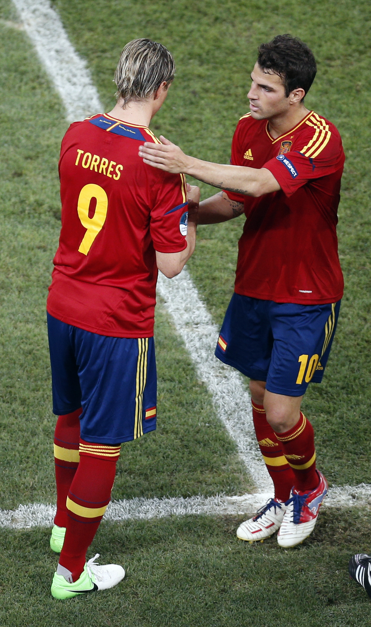 Och bara minuter senare byttes Cesc Fabregas ut och Fernando Torres in. Och bara minuter senare byttes Cesc Fabregas ut och Fernando Torres in.
