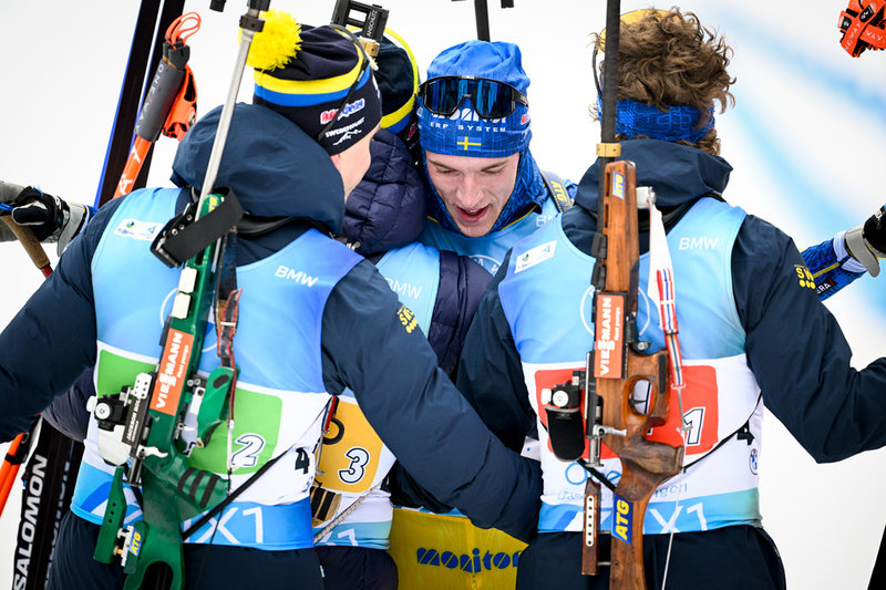 Sveriges Sebastian Samuelsson går i mål som trea efter sista sträckan i herrarnas stafett.