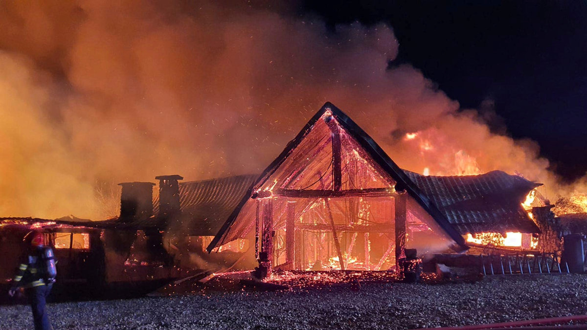 Räddningstjänstens bild från branden i ett pensionat i Rumänien där minst sju människor miste livet på annandag jul.