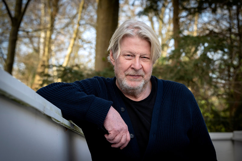 Den manliga huvudrollen är specialskriven för Rolf Lassgård.