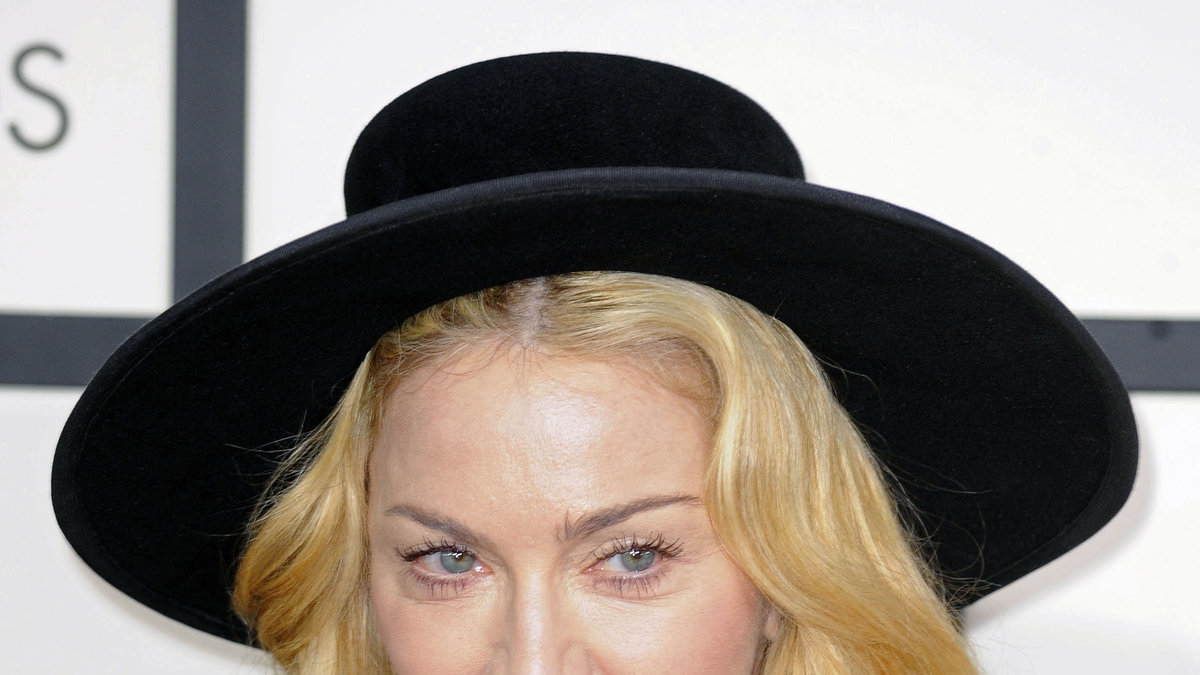 Madonna i en lika stor hatt som kors.