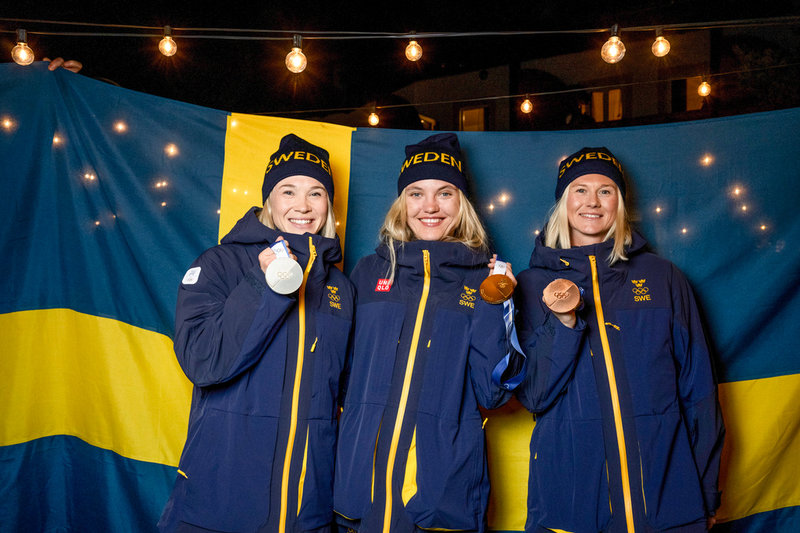 Den helsvenska prispallen i OS-sprinten när de firades på tisdagskvällen: Jonna Sundling, silver, Linn Svahn, guld, och Maja Dahlqvist, brons.