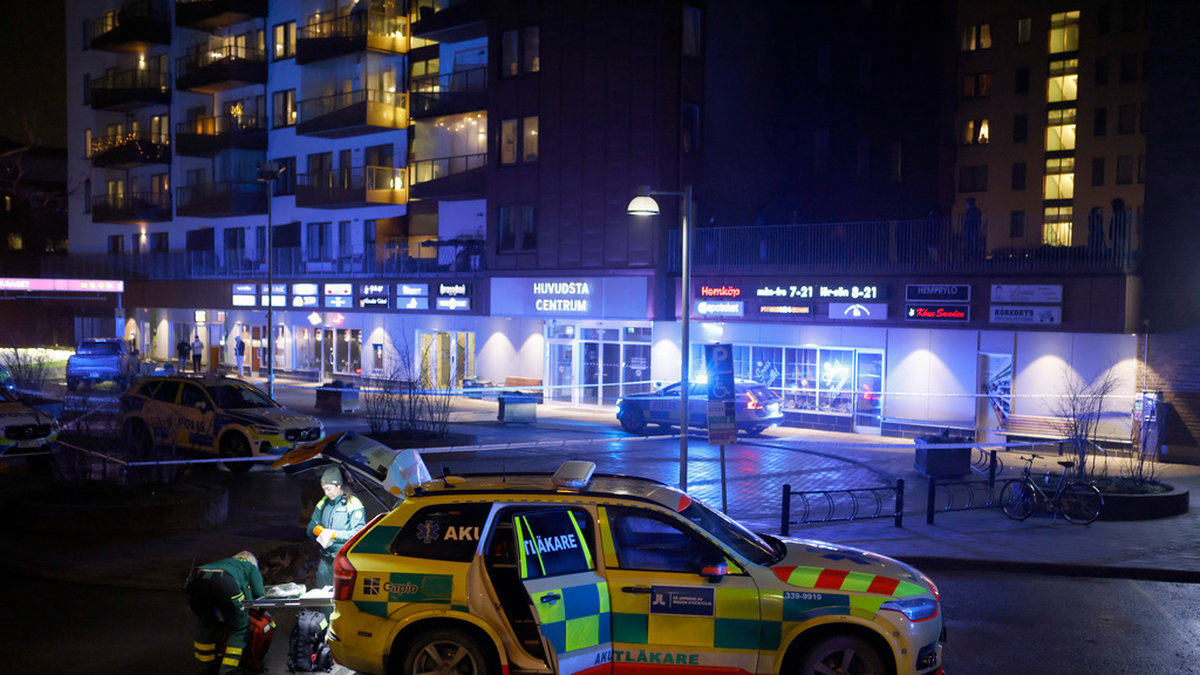 Vid Huvudsta centrum i Solna sköts en man till döds på fredagskvällen. Mannen låg livlös utomhus när polisen kom dit.