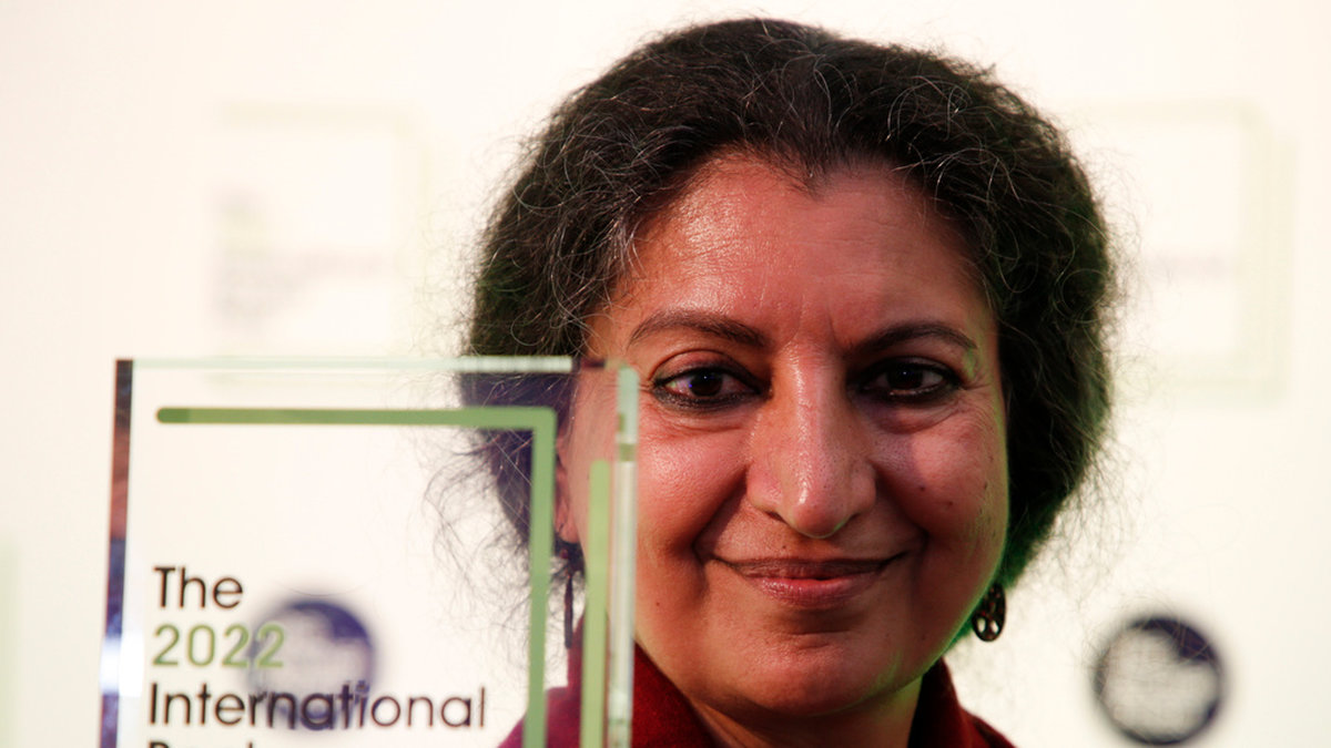 Författaren Geetanjali Shree tilldelas årets internationella Booker-pris för sin roman 'Tomb of sand'.