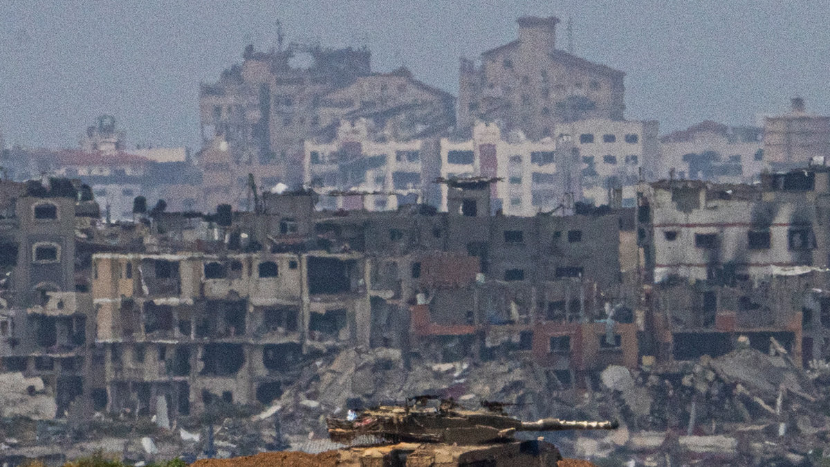Israeliska pansarvagn vid gränsen till Gaza på onsdagen. Samtalen om vapenvila fortsätter samtidigt i Qatar.