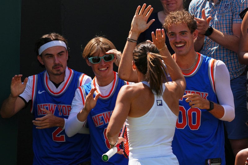 New York-födda Emma Navarro får stöd på läktaren.