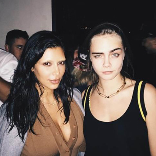 Kim Kardashian med blekta bryn poserar med Cara Delevingne. Men lugn – det är bara till en plåtning!
