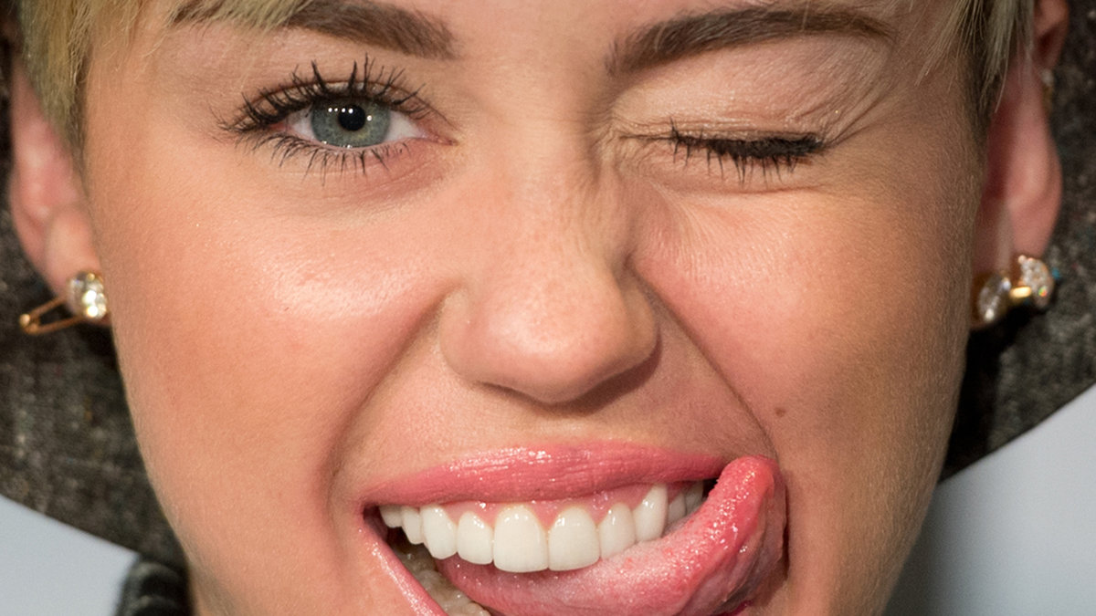 – Miley är en riktig vilde bakom lykta dörrar. När hon åker limousine är det högljudd musik och en jättefest. Tillsammans med sina vänner tar hon sexiga bilder – många som aldrig borde se dagens ljus. Hon blir väldigt fysisk med sina tjejkompisar. Och Mileys mamma är riktigt otrevlig och bossig, säger en livvakt som tidigare jobbat med Miley. 
