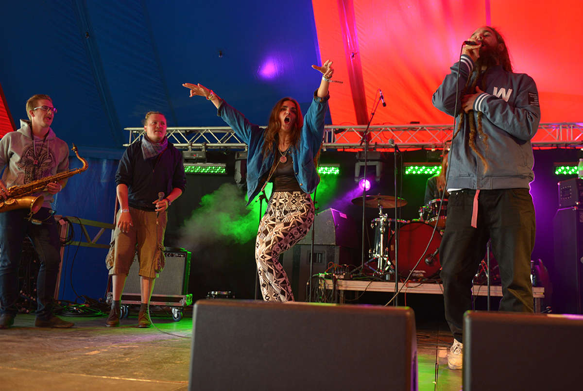 Halva grejen med festivaler är att upptäcka ny musik. I dag fick vi upp ögonen för artisten Cleo som fängslade musiken med sin energiska hiphop. Att Promoe gjorde ett gästbesök gjorde knappast saken sämre. Halva grejen med festivaler är att upptäcka ny musik. I dag fick vi upp ögonen för artisten Cleo som fängslade musiken med sin energiska hiphop. Att Promoe gjorde ett gästbesök gjorde knappast saken sämre.