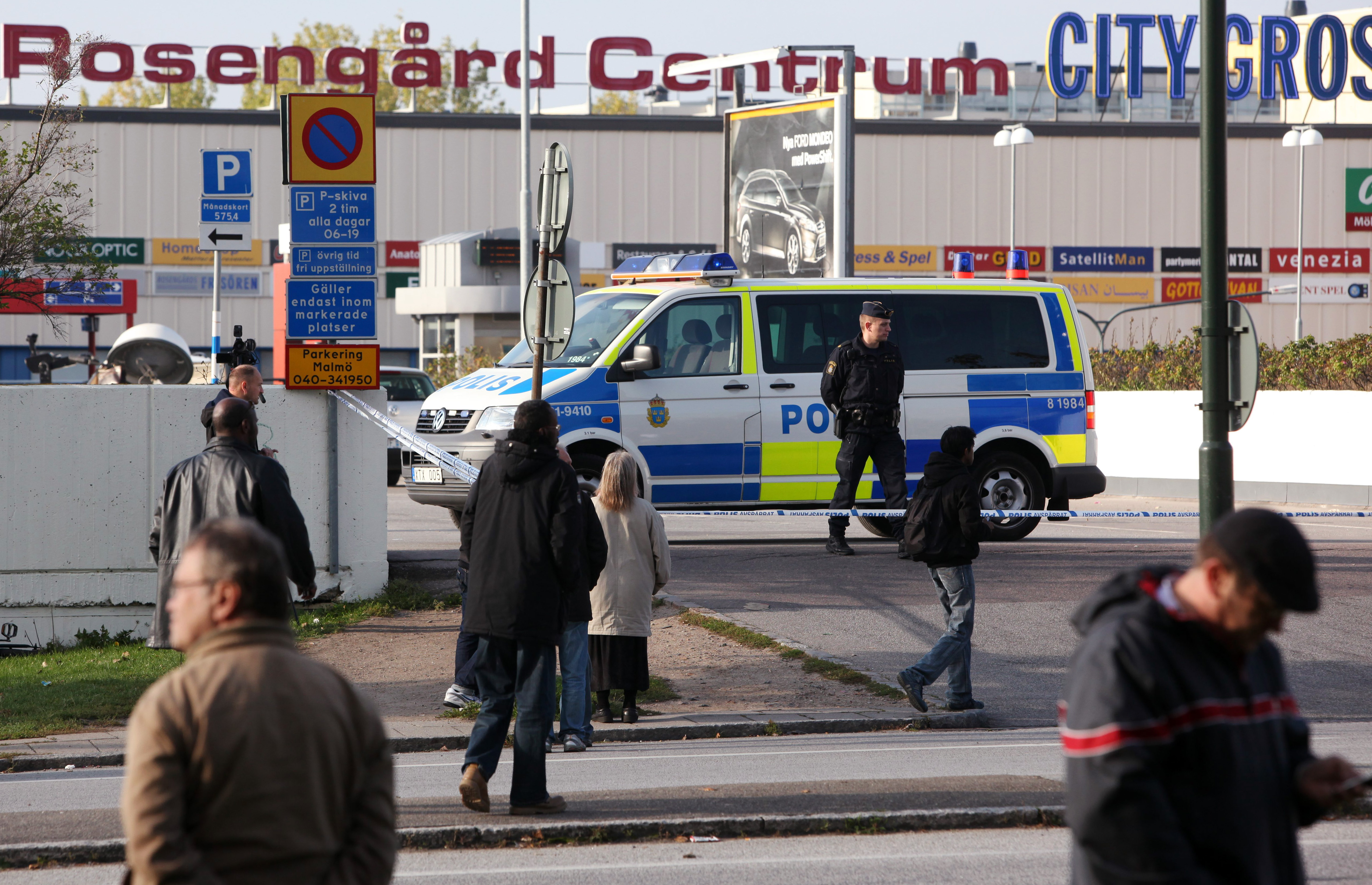 De två anhållna närmade sig ungdomarna vid köpcentra i Malmöområdet.
