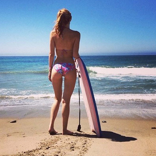 Bella Thorne ska surfa. Bella Thorne ska surfa.